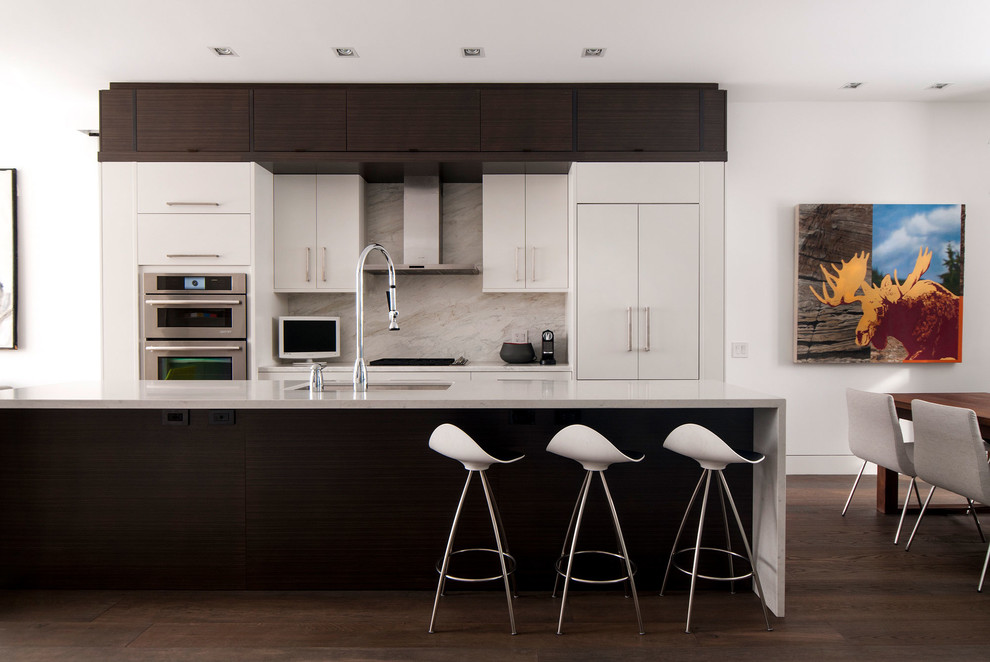 Moderne Wohnküche mit flächenbündigen Schrankfronten, weißen Schränken und Küchenrückwand in Weiß in Toronto