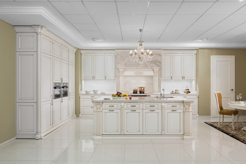 Klassisk inredning av ett kök, med en undermonterad diskho, rostfria vitvaror och en köksö