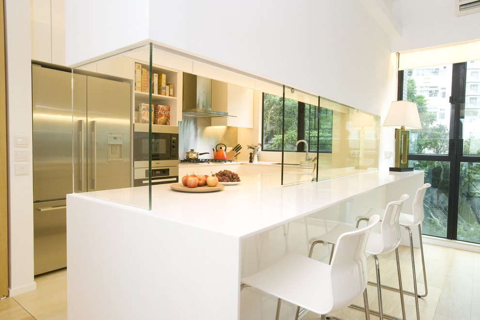 Moderne Küche in U-Form mit Küchengeräten aus Edelstahl in Hongkong