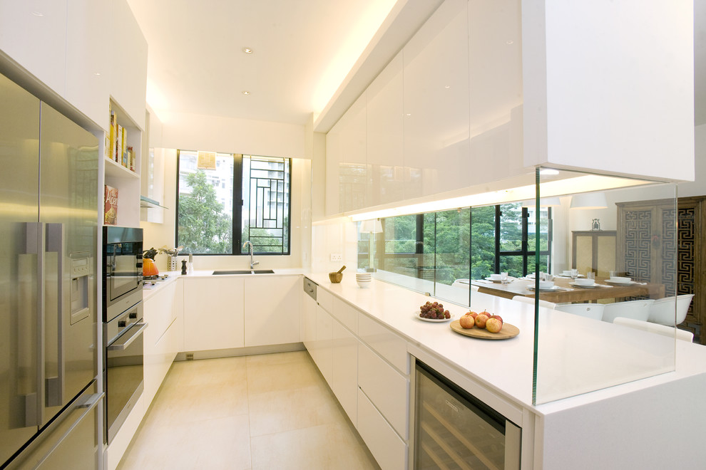 Geschlossene Moderne Küche mit Küchengeräten aus Edelstahl in Hongkong