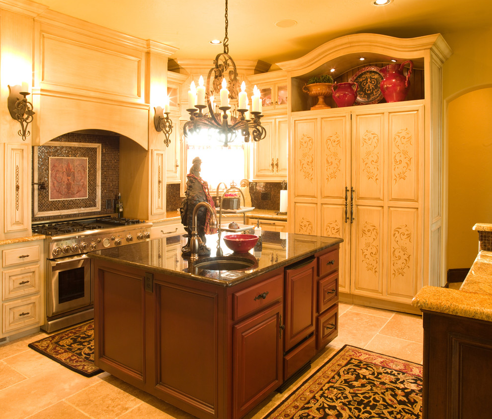 Exempel på ett klassiskt kök, med integrerade vitvaror, flerfärgad stänkskydd och stänkskydd i mosaik