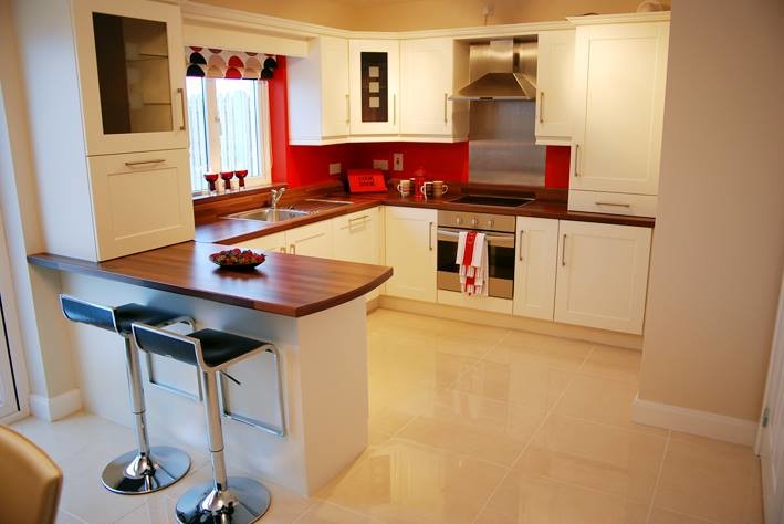 Источник вдохновения для домашнего уюта: кухня в современном стиле с фасадами в стиле шейкер, красным фартуком и полом из керамогранита