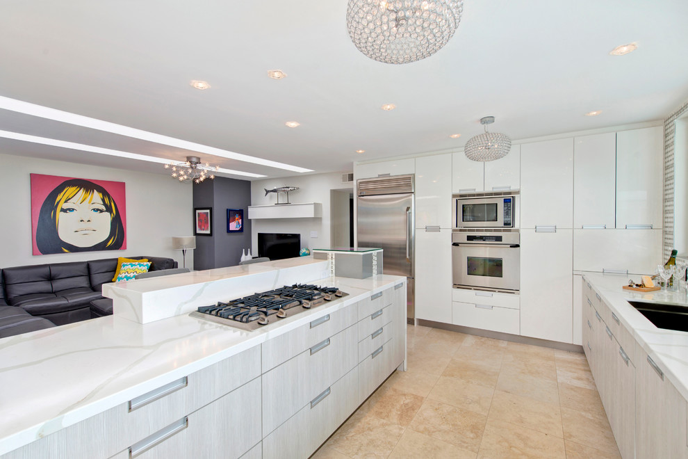Foto på ett mellanstort funkis vit kök, med en undermonterad diskho, släta luckor, grå skåp, rostfria vitvaror, en halv köksö, travertin golv, flerfärgad stänkskydd, stänkskydd i mosaik, bänkskiva i koppar och beiget golv