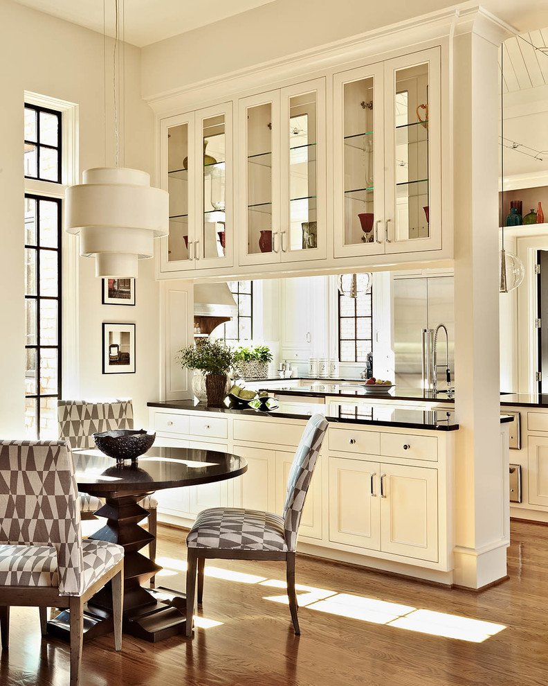 Klassische Wohnküche in U-Form mit Glasfronten, weißen Schränken, Küchengeräten aus Edelstahl und Granit-Arbeitsplatte in Raleigh