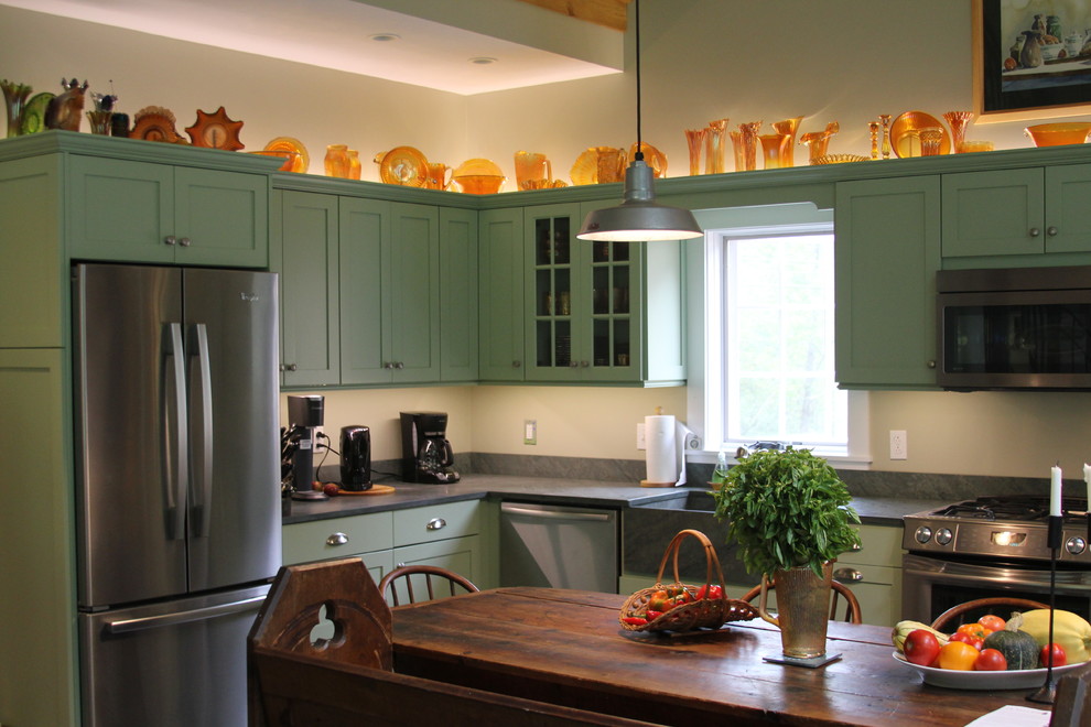 Immagine di una piccola cucina chic con lavello stile country, ante con riquadro incassato, ante verdi, elettrodomestici in acciaio inossidabile, paraspruzzi verde e paraspruzzi in lastra di pietra