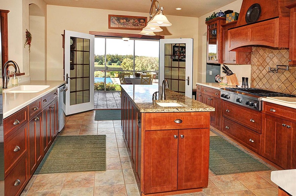 Bild på ett avskilt, mellanstort funkis u-kök, med en undermonterad diskho, luckor med infälld panel, skåp i mellenmörkt trä, bänkskiva i koppar, beige stänkskydd, stänkskydd i keramik, rostfria vitvaror, klinkergolv i keramik och en köksö