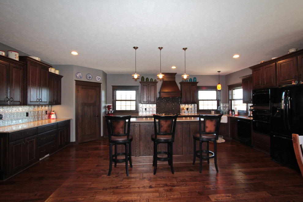 Elegant kitchen photo in Omaha