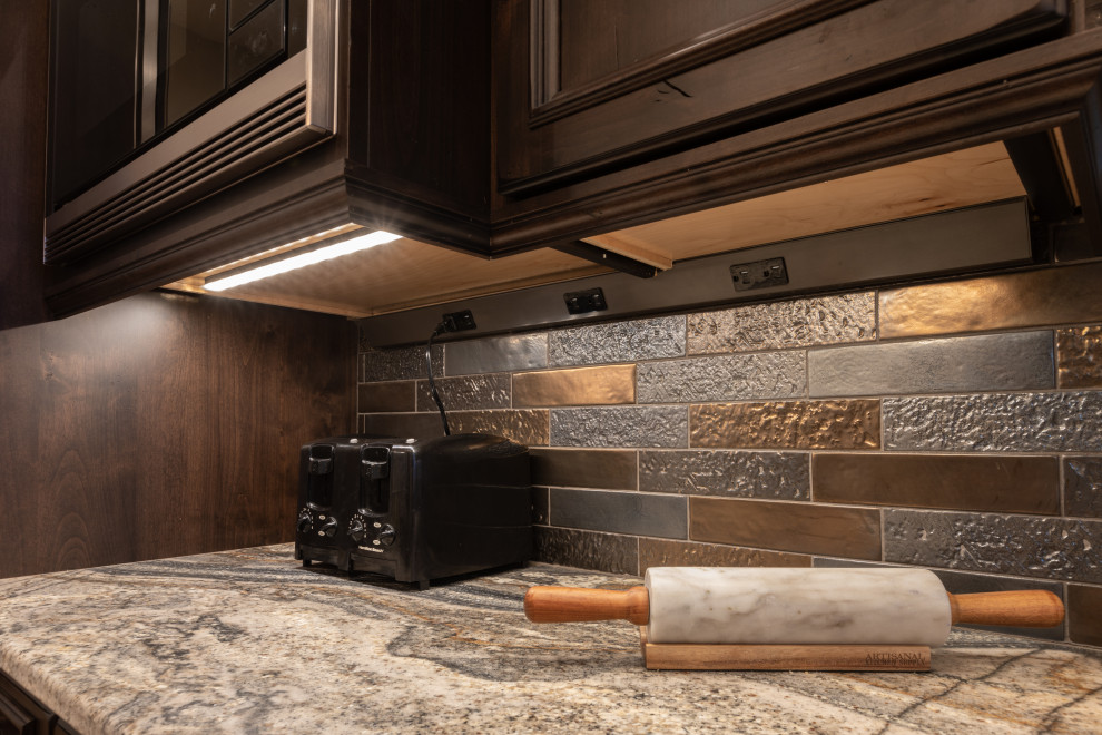 Urige Küche mit Granit-Arbeitsplatte, Küchengeräten aus Edelstahl und zwei Kücheninseln in Omaha