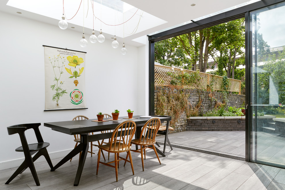 Idée de décoration pour une salle à manger ouverte sur la cuisine design.