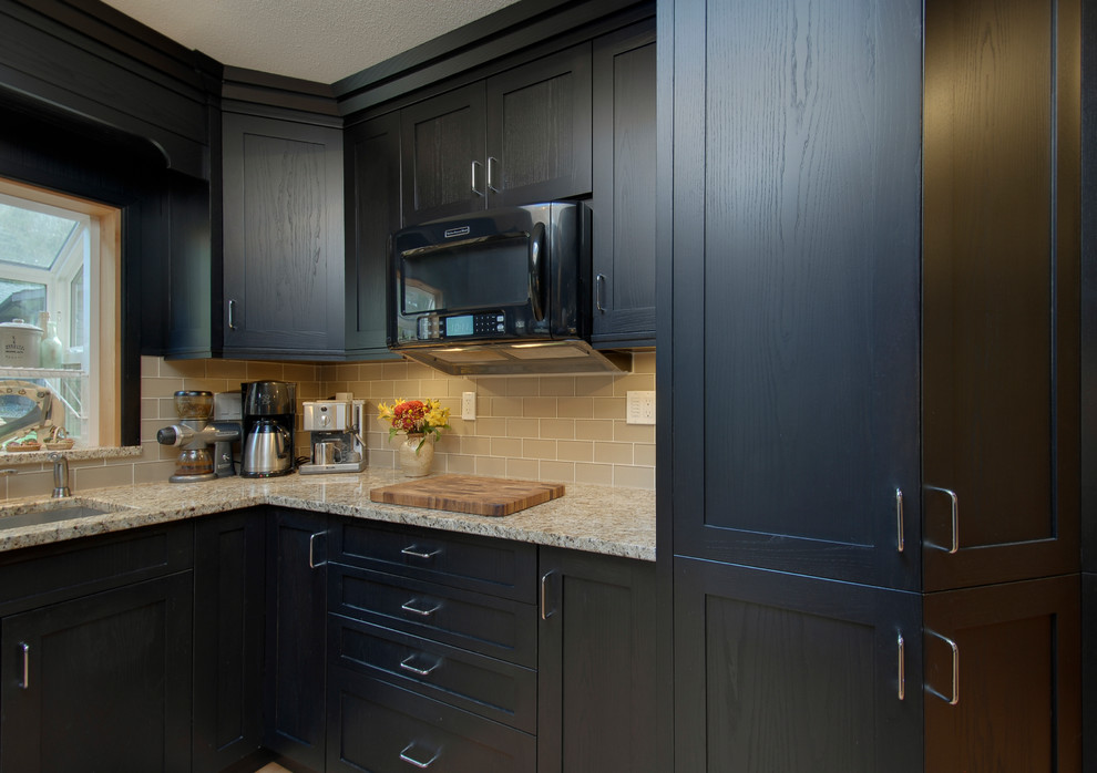 Ejemplo de cocina de estilo de casa de campo con fregadero bajoencimera, armarios estilo shaker, puertas de armario negras, encimera de cuarzo compacto y salpicadero beige