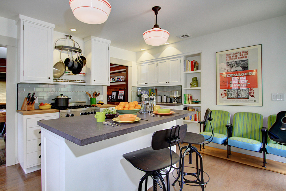 Moderne Küche mit Schrankfronten im Shaker-Stil, weißen Schränken, Küchenrückwand in Grau und Rückwand aus Metrofliesen in Los Angeles