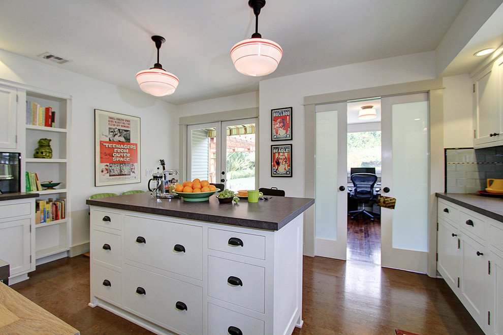 Foto de cocina actual con puertas de armario blancas, salpicadero gris y salpicadero de azulejos tipo metro