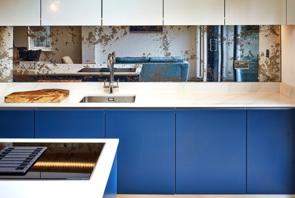 Esempio di una cucina design di medie dimensioni con lavello da incasso, ante lisce, ante blu, top in quarzite, paraspruzzi marrone, paraspruzzi con lastra di vetro, elettrodomestici neri, parquet scuro, pavimento marrone e top beige