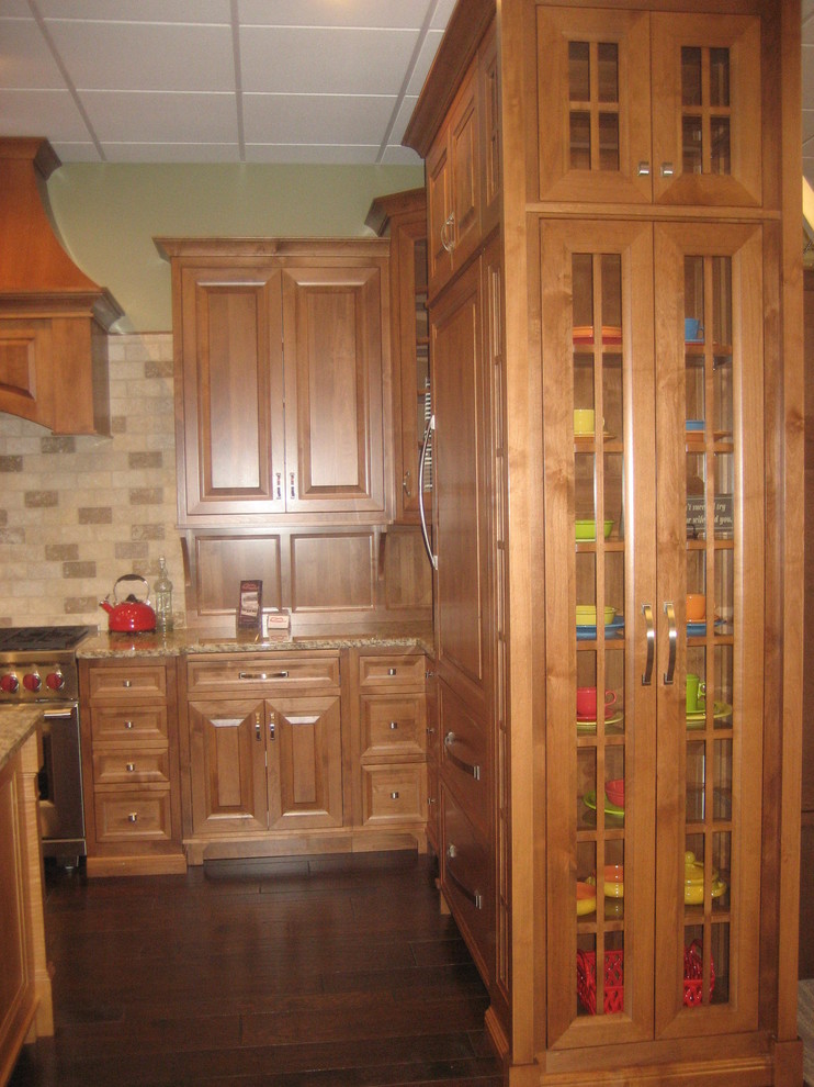 Exempel på ett mellanstort eklektiskt kök, med en rustik diskho, luckor med upphöjd panel, skåp i mellenmörkt trä, granitbänkskiva, brunt stänkskydd, stänkskydd i stenkakel och en köksö