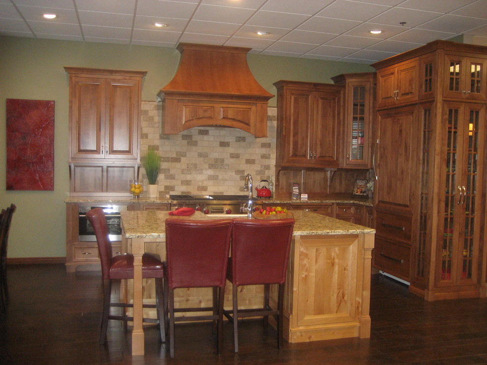 Inredning av ett eklektiskt mellanstort flerfärgad flerfärgat kök, med en rustik diskho, luckor med upphöjd panel, skåp i mellenmörkt trä, granitbänkskiva, brunt stänkskydd, stänkskydd i stenkakel, en köksö och integrerade vitvaror