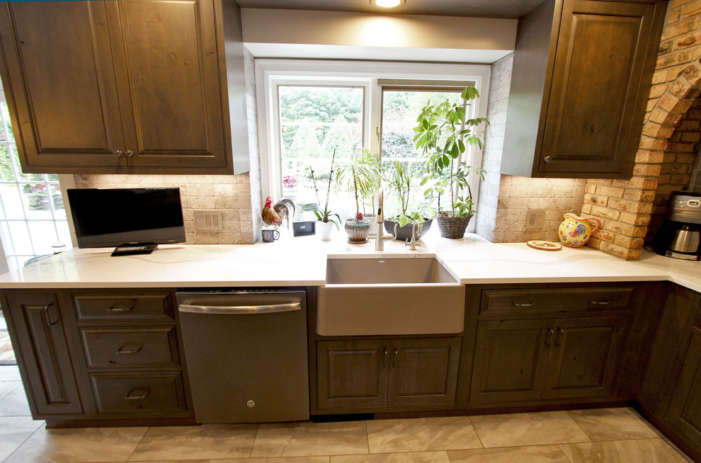 Foto på ett stort vintage vit kök, med en rustik diskho, luckor med upphöjd panel, gröna skåp, bänkskiva i kvarts, vitt stänkskydd, stänkskydd i stenkakel, rostfria vitvaror och en köksö