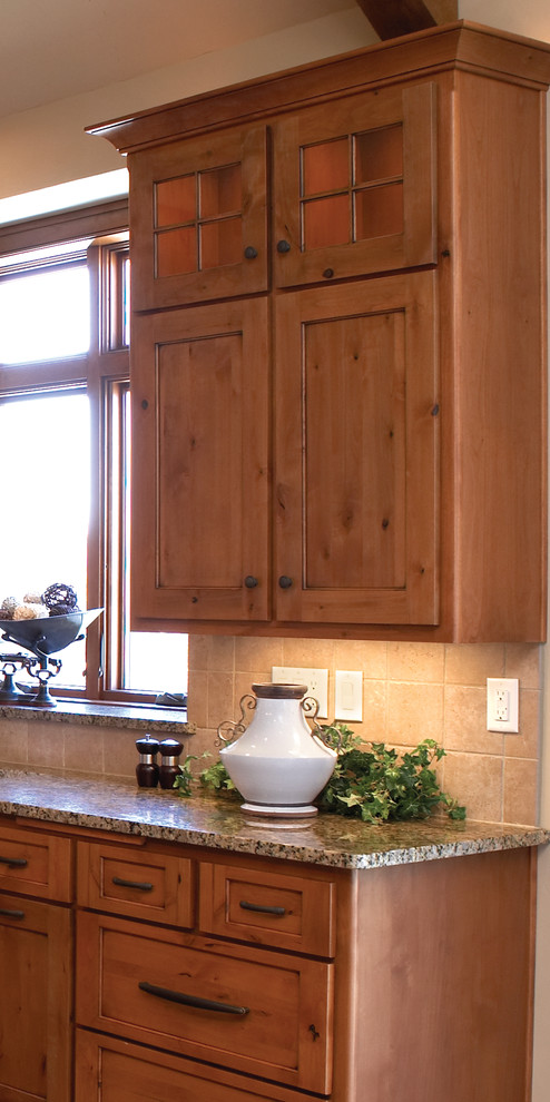 Foto de cocina comedor lineal de estilo americano de tamaño medio con armarios con paneles empotrados, puertas de armario de madera oscura, encimera de granito y salpicadero beige