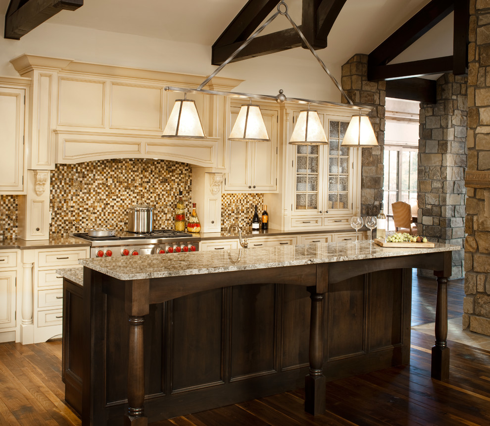 Inspiration för ett rustikt l-kök, med luckor med profilerade fronter, rostfria vitvaror, mellanmörkt trägolv och en köksö