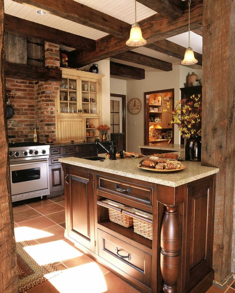 Exempel på ett avskilt, mellanstort rustikt l-kök, med en rustik diskho, luckor med upphöjd panel, skåp i mellenmörkt trä, granitbänkskiva, flerfärgad stänkskydd, stänkskydd i tegel, rostfria vitvaror, klinkergolv i terrakotta, en köksö och beiget golv