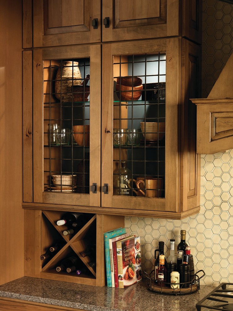 Inspiration för ett rustikt l-kök, med luckor med upphöjd panel, skåp i ljust trä, granitbänkskiva och en köksö
