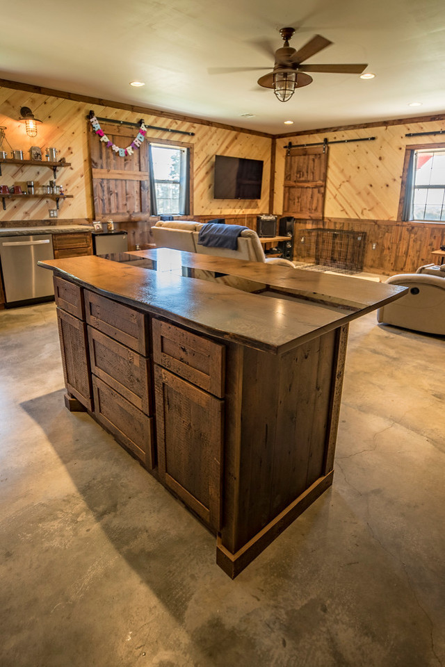 Idéer för ett litet rustikt kök, med en rustik diskho, skåp i shakerstil, skåp i slitet trä, bänkskiva i betong, brunt stänkskydd, stänkskydd i trä, rostfria vitvaror, betonggolv, en köksö och grått golv