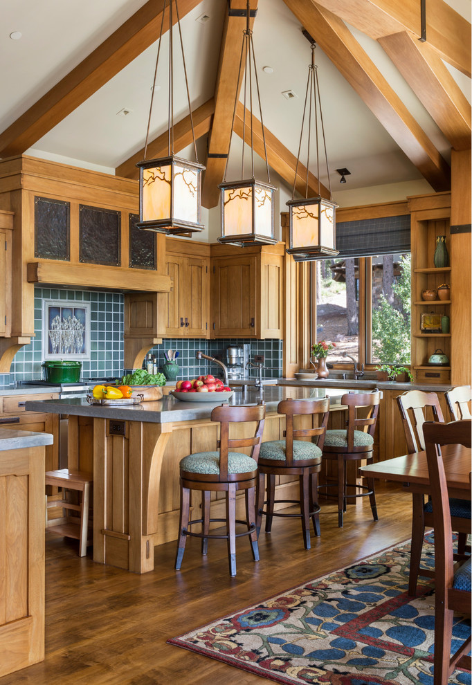 Idee per una cucina stile rurale con ante con riquadro incassato, ante in legno scuro, paraspruzzi blu, pavimento in legno massello medio, pavimento marrone e top grigio