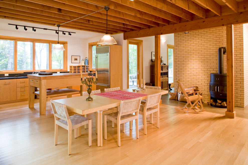 Ejemplo de cocina comedor clásica con armarios con paneles lisos, puertas de armario de madera oscura y electrodomésticos de acero inoxidable