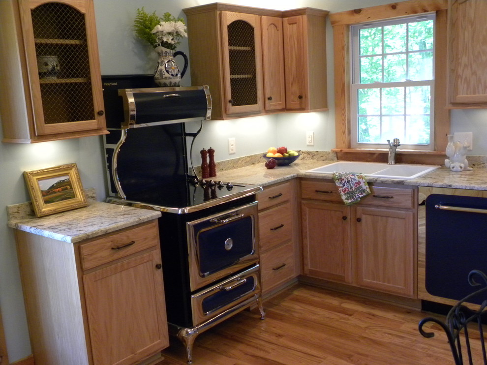 Esempio di una piccola cucina stile rurale con lavello da incasso, ante con riquadro incassato, ante in legno chiaro, top in granito, elettrodomestici colorati e parquet chiaro