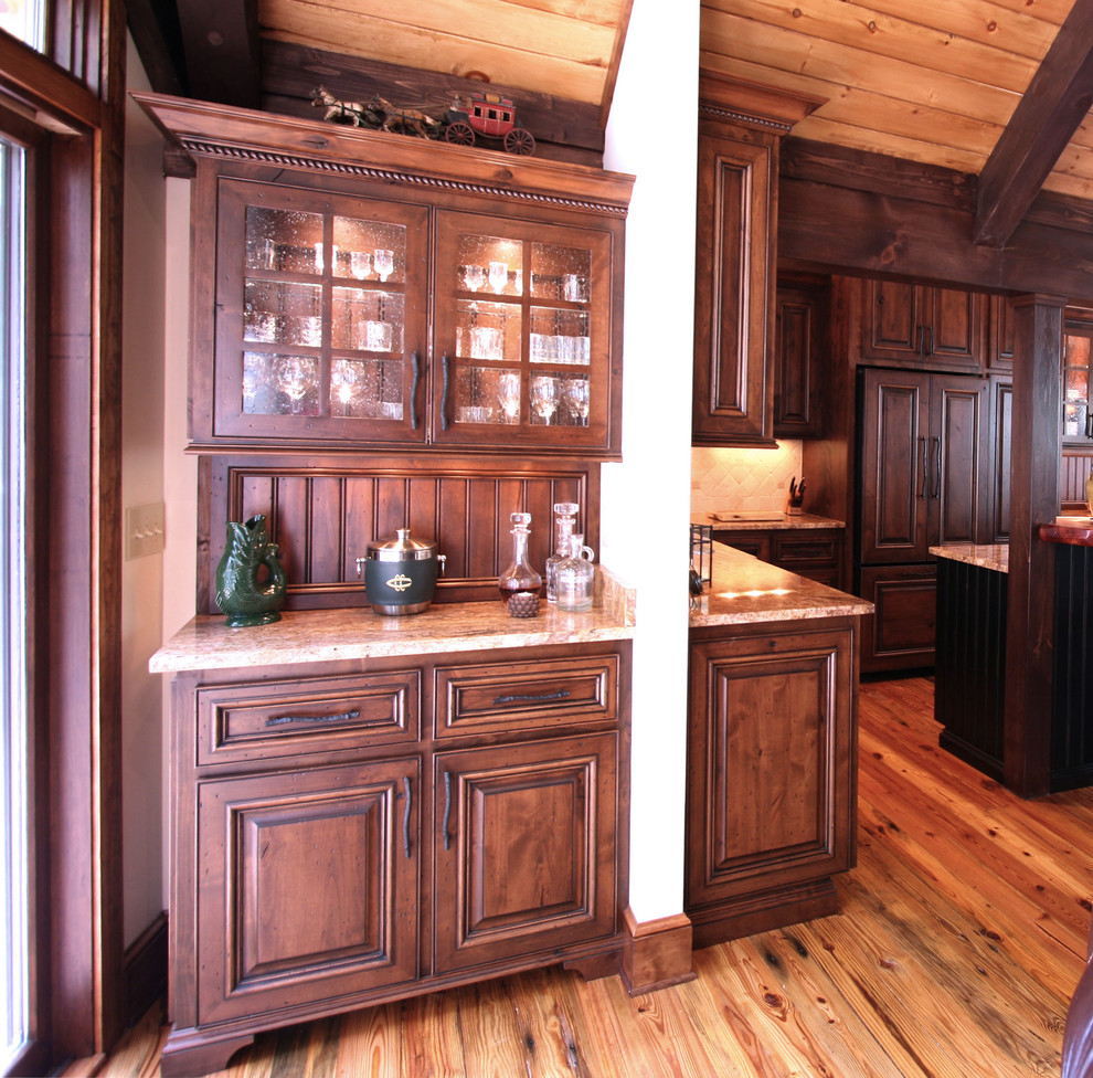 Foto på ett rustikt kök och matrum, med en undermonterad diskho och skåp i mellenmörkt trä