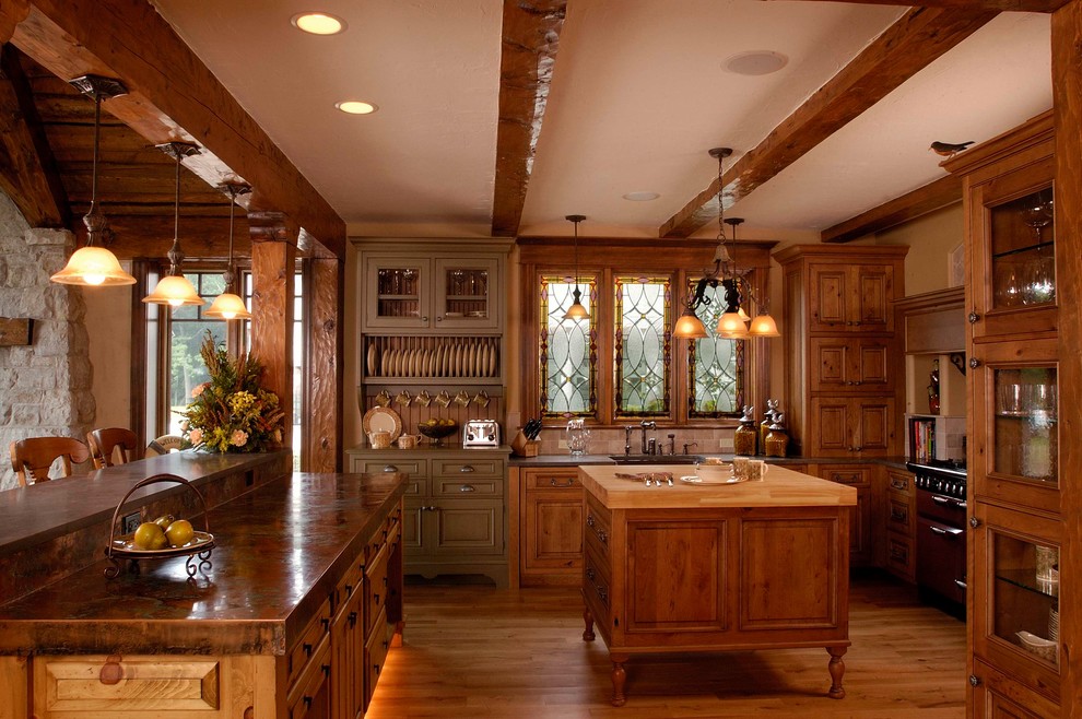 Inspiration för ett stort vintage kök, med en rustik diskho, luckor med upphöjd panel, skåp i mellenmörkt trä, bänkskiva i akrylsten, beige stänkskydd, stänkskydd i stenkakel, integrerade vitvaror, mellanmörkt trägolv och flera köksöar