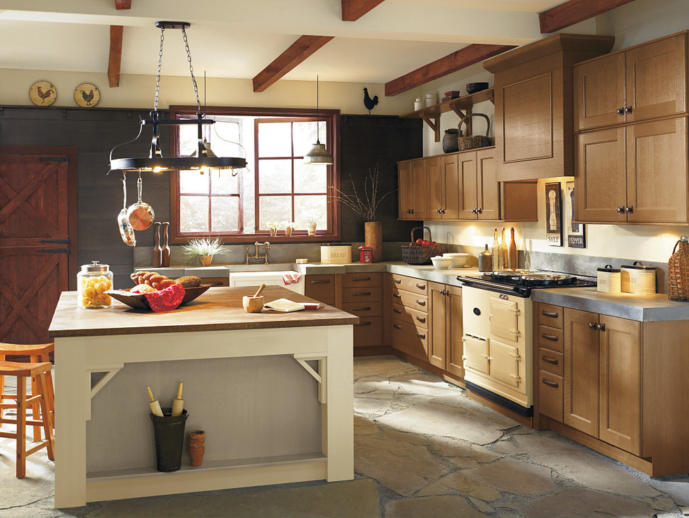 Foto di una grande cucina country con lavello stile country, ante in stile shaker, ante in legno bruno, elettrodomestici colorati e pavimento multicolore