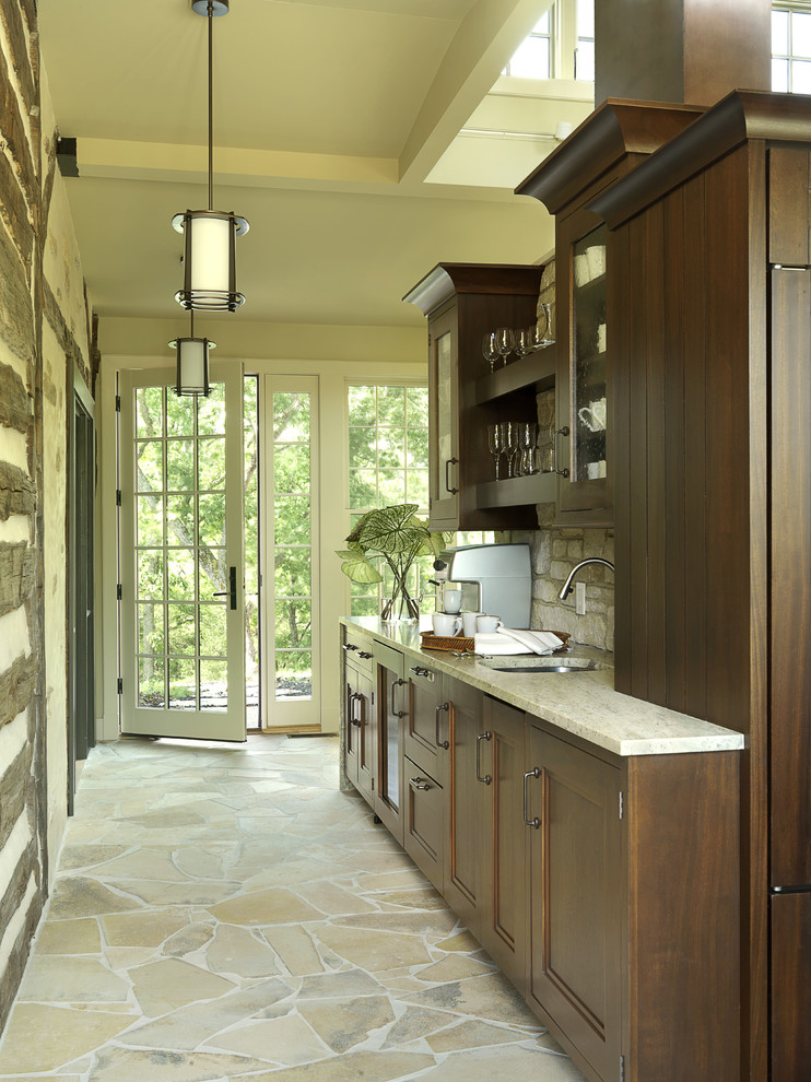 На фото: кухня в современном стиле с фасадами с утопленной филенкой и темными деревянными фасадами