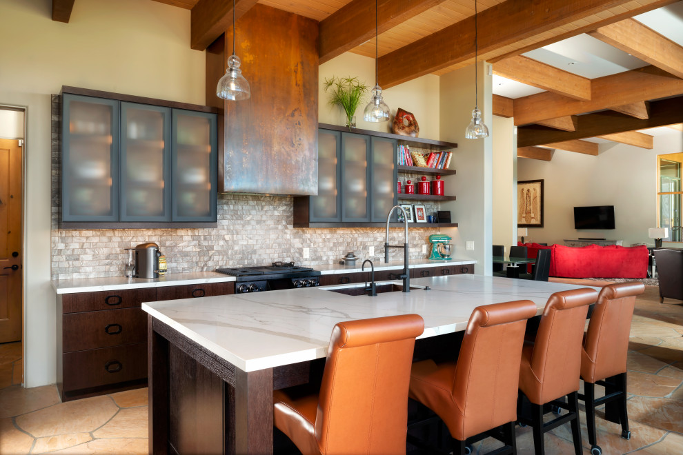 Свежая идея для дизайна: кухня-гостиная в стиле фьюжн с врезной мойкой, стеклянными фасадами, черными фасадами, разноцветным фартуком, островом, оранжевым полом, белой столешницей, балками на потолке и деревянным потолком - отличное фото интерьера