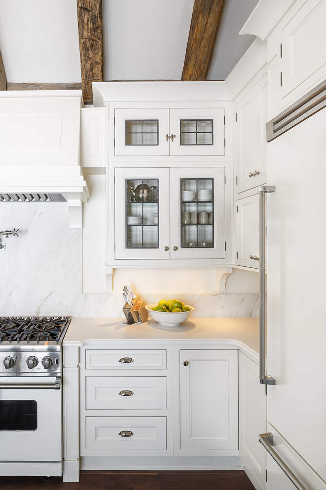 Kleine Country Küche ohne Insel mit weißen Schränken, Küchenrückwand in Weiß, Küchengeräten aus Edelstahl und dunklem Holzboden in Ottawa