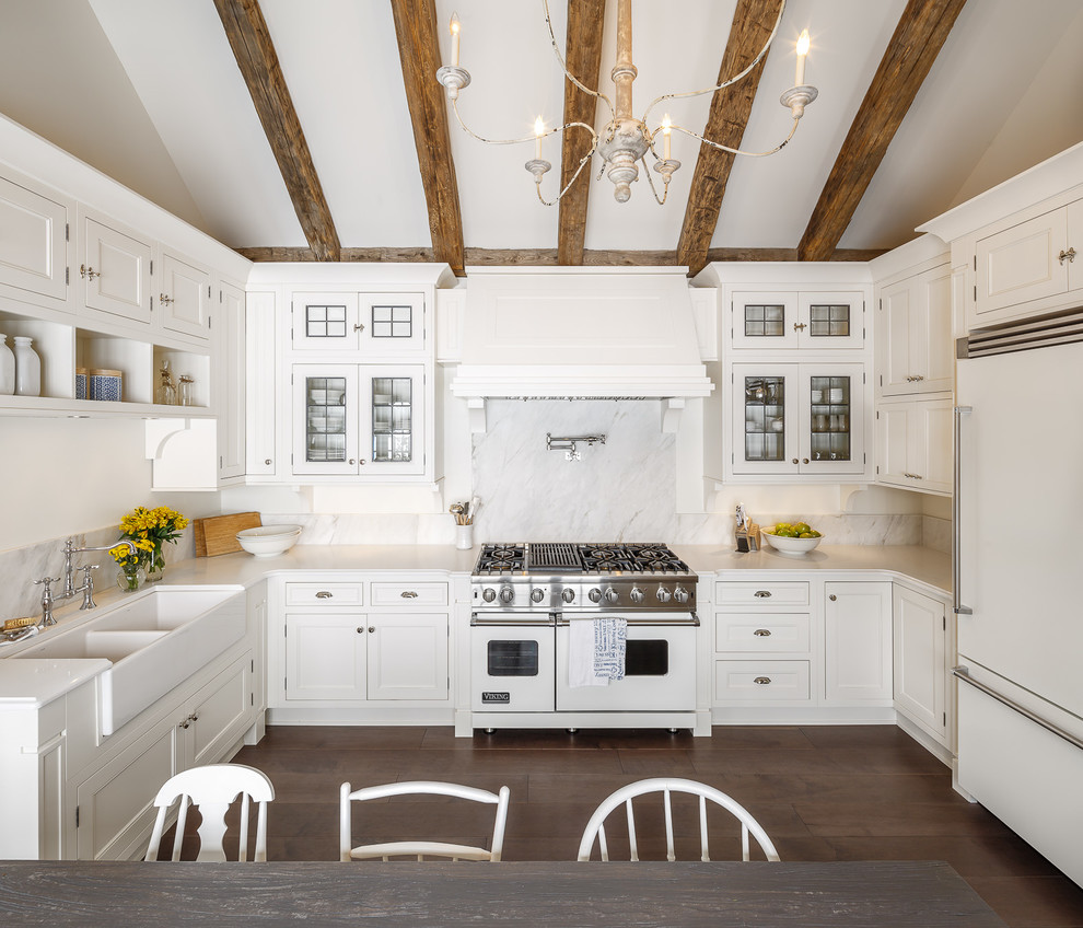オタワにある高級な小さなカントリー風のおしゃれなキッチン (白いキャビネット、白いキッチンパネル、シルバーの調理設備、濃色無垢フローリング、アイランドなし) の写真
