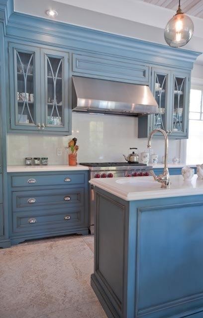 Exempel på ett stort rustikt kök, med en rustik diskho, luckor med profilerade fronter, blå skåp, bänkskiva i kvartsit, vitt stänkskydd, stänkskydd i sten, rostfria vitvaror, klinkergolv i keramik, en köksö och beiget golv