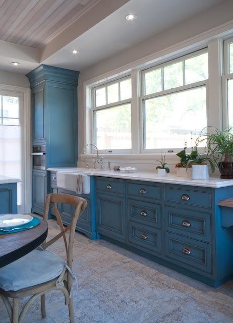 Exempel på ett stort rustikt kök, med en rustik diskho, luckor med profilerade fronter, blå skåp, bänkskiva i kvartsit, vitt stänkskydd, stänkskydd i sten, rostfria vitvaror, klinkergolv i keramik och en köksö