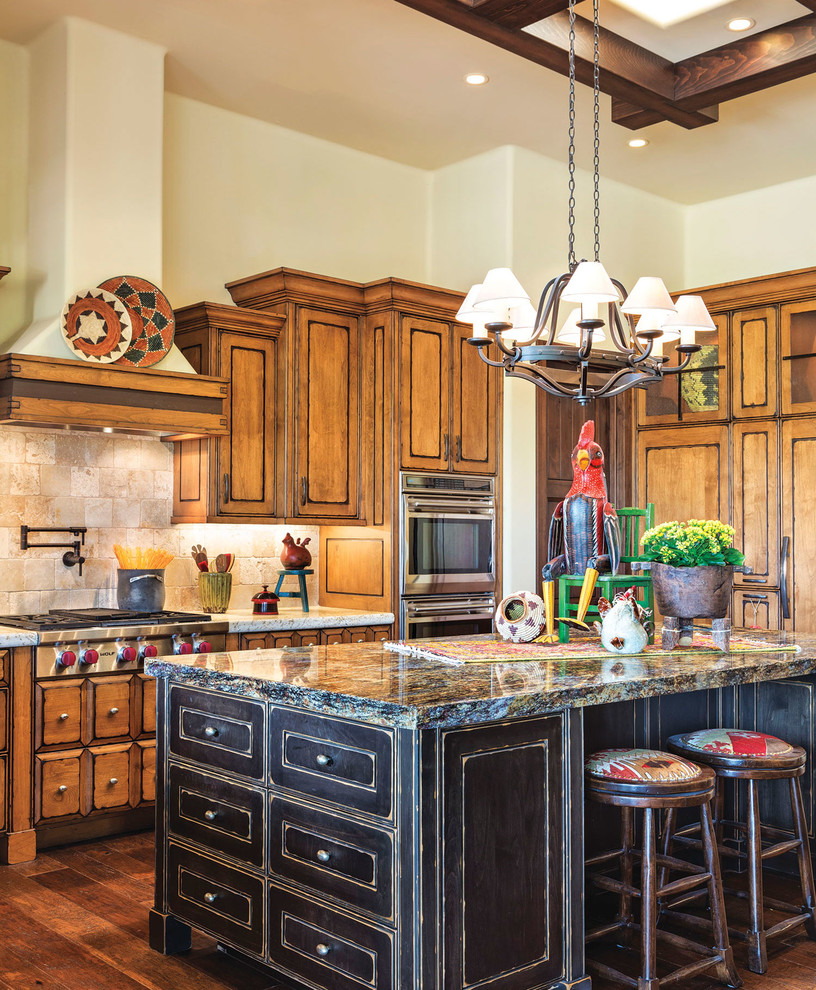 Mediterrane Küche mit hellbraunen Holzschränken, Küchenrückwand in Beige, Küchengeräten aus Edelstahl, dunklem Holzboden, Kücheninsel und beiger Arbeitsplatte in Phoenix