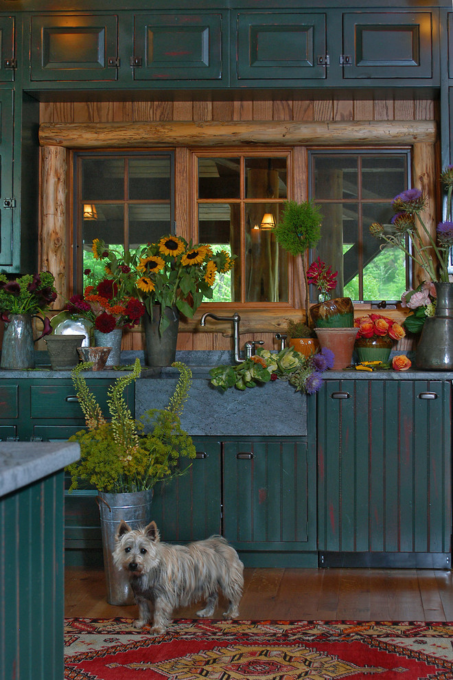 Idéer för ett mycket stort rustikt kök, med en rustik diskho, luckor med upphöjd panel, blå skåp, marmorbänkskiva, mellanmörkt trägolv och en köksö