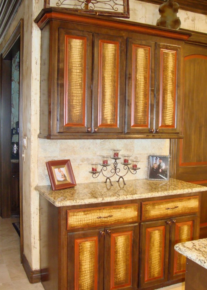 Inredning av ett rustikt stort kök, med en undermonterad diskho, luckor med upphöjd panel, skåp i mellenmörkt trä, granitbänkskiva, beige stänkskydd, stänkskydd i stenkakel, rostfria vitvaror, travertin golv och en köksö