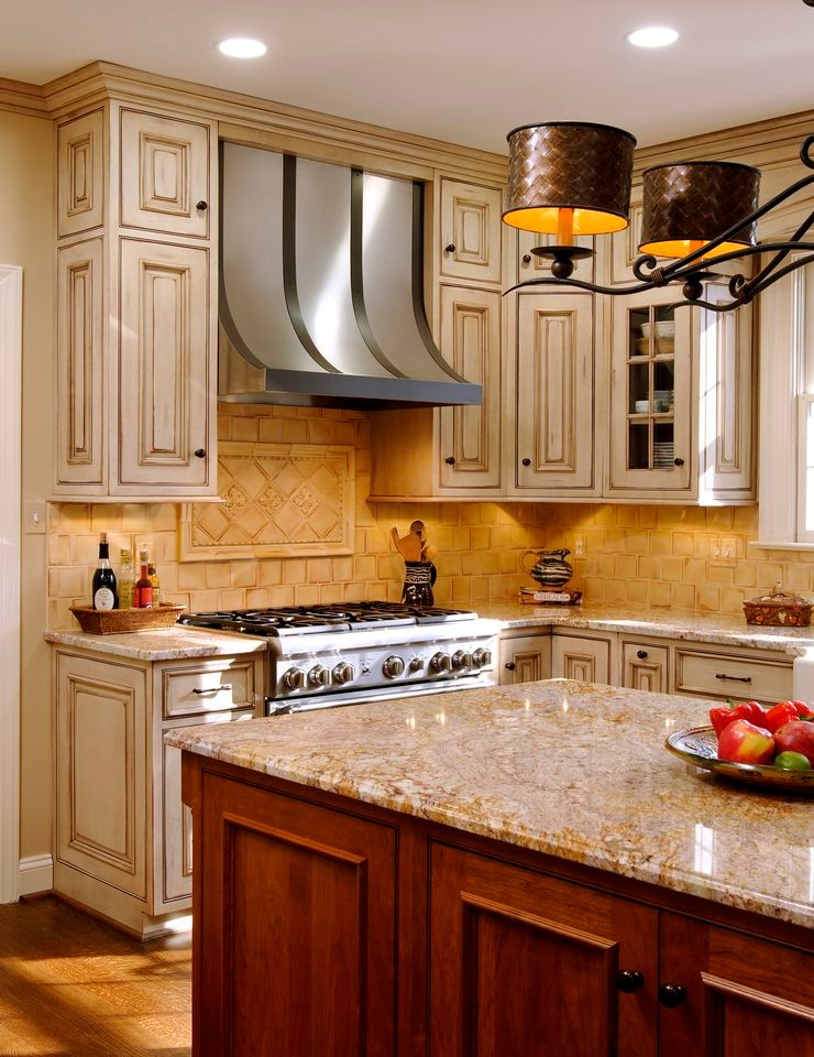 ワシントンD.C.にある高級な中くらいなトランジショナルスタイルのおしゃれなキッチン (エプロンフロントシンク、インセット扉のキャビネット、ヴィンテージ仕上げキャビネット、御影石カウンター、ベージュキッチンパネル、石タイルのキッチンパネル、パネルと同色の調理設備、無垢フローリング、茶色い床、茶色いキッチンカウンター) の写真