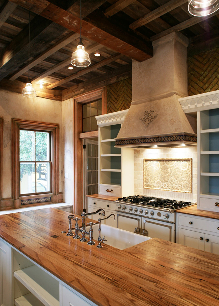 Bild på ett mellanstort rustikt kök, med en rustik diskho, släta luckor, vita skåp, träbänkskiva, grått stänkskydd, stänkskydd i stenkakel, färgglada vitvaror, mörkt trägolv och en köksö