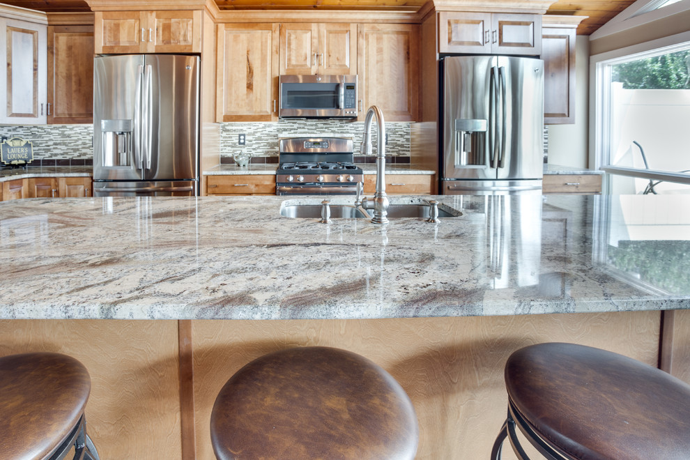 Große Urige Küche mit Unterbauwaschbecken, profilierten Schrankfronten, Granit-Arbeitsplatte, Rückwand aus Glasfliesen, Küchengeräten aus Edelstahl und Kücheninsel in Washington, D.C.