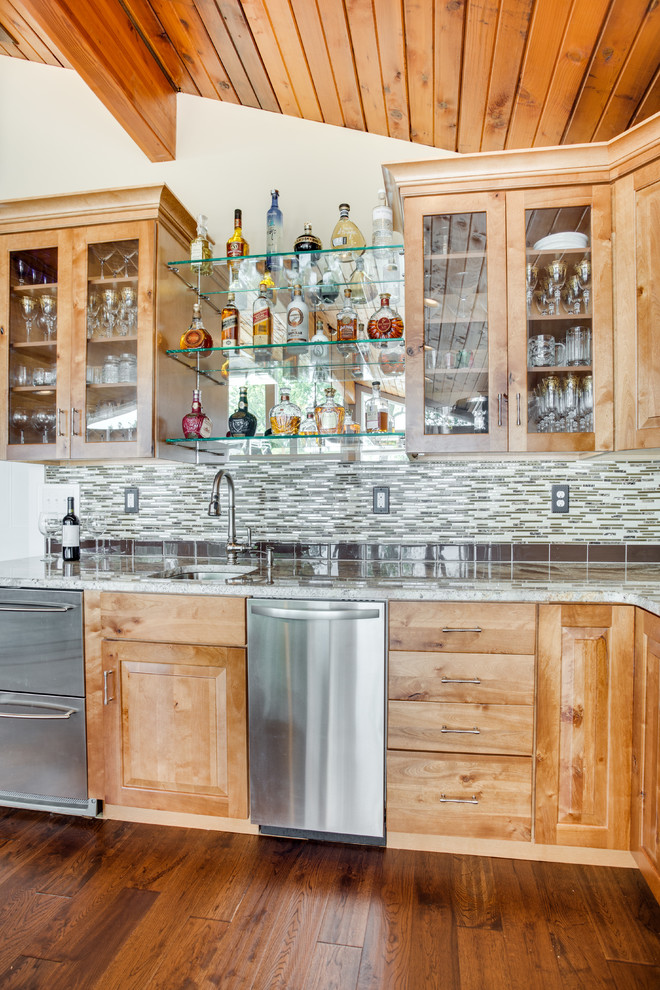 Exempel på ett stort rustikt kök, med en undermonterad diskho, luckor med upphöjd panel, granitbänkskiva, stänkskydd i glaskakel, rostfria vitvaror och en köksö