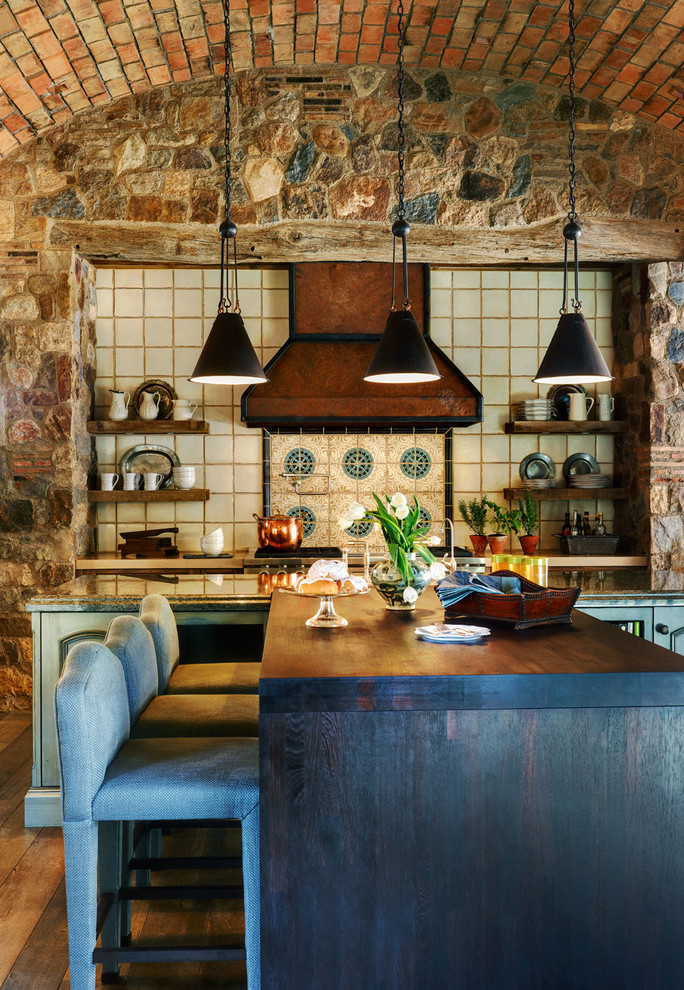 Idéer för att renovera ett litet medelhavsstil kök, med mellanmörkt trägolv, en köksö och blå skåp