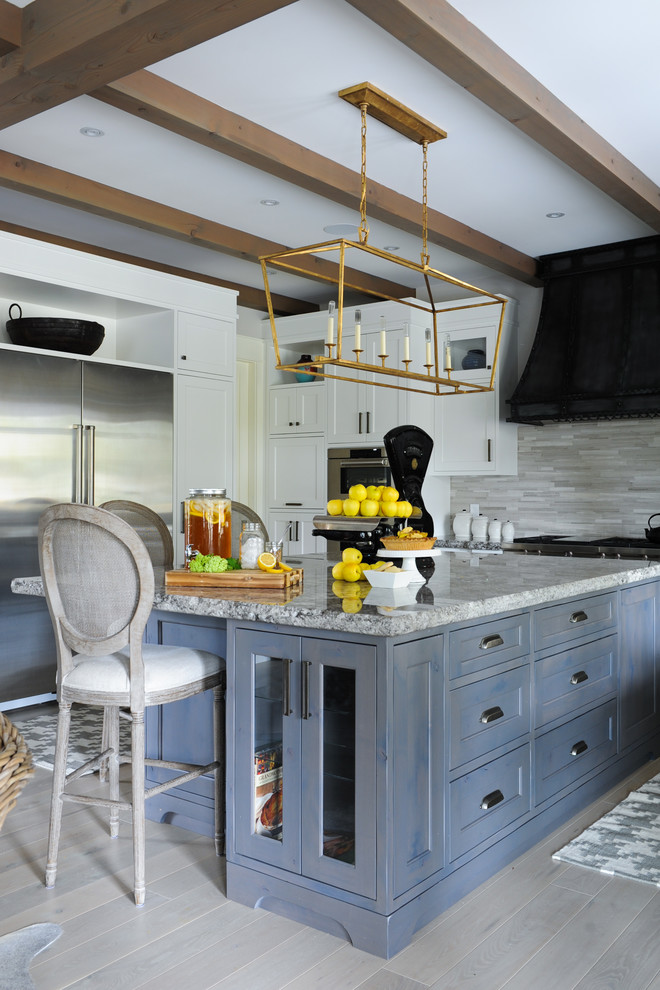 Große Country Wohnküche in U-Form mit Küchenrückwand in Grau, Rückwand aus Steinfliesen, Küchengeräten aus Edelstahl, hellem Holzboden, Kücheninsel, Schrankfronten im Shaker-Stil und blauen Schränken in Vancouver