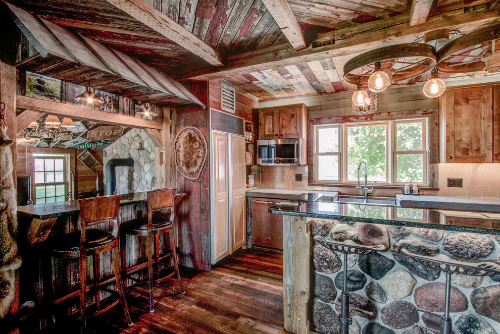 Inredning av ett rustikt litet kök, med luckor med infälld panel, skåp i ljust trä, en köksö, en rustik diskho, bänkskiva i betong, beige stänkskydd, stänkskydd i keramik, vita vitvaror och mellanmörkt trägolv