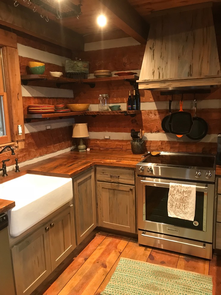 Idéer för små lantliga brunt kök, med en rustik diskho, skåp i shakerstil, skåp i slitet trä, träbänkskiva, brunt stänkskydd, stänkskydd i trä, rostfria vitvaror, ljust trägolv, en köksö och brunt golv
