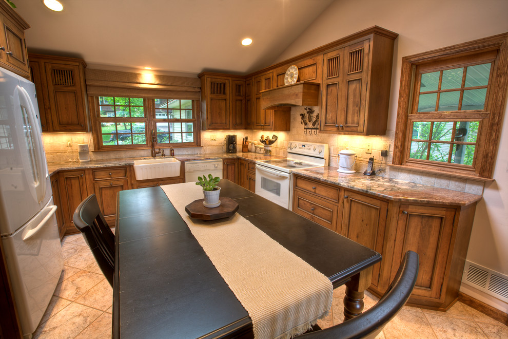 Foto på ett mellanstort lantligt kök, med en rustik diskho, luckor med profilerade fronter, skåp i mellenmörkt trä, granitbänkskiva, beige stänkskydd, stänkskydd i stenkakel, vita vitvaror, klinkergolv i porslin och en köksö