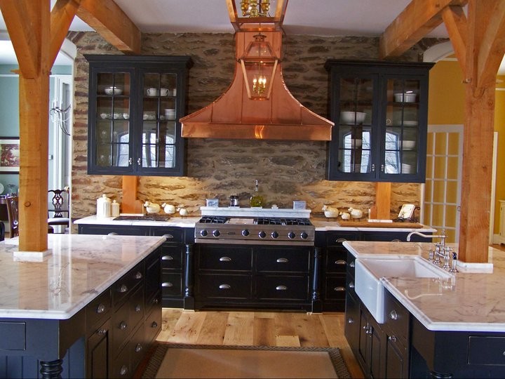 Inspiration för ett stort lantligt linjärt kök med öppen planlösning, med en rustik diskho, svarta skåp och flera köksöar